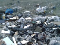 Colchones y otros residuos quemados