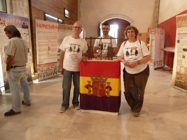 Candidatos de IU Cuéllar a la alcadldía con la escultura a los represaliados del franquismo Candidatos de IU Cuéllar a la alcadldía con la escultura a los represaliados del franquismo
