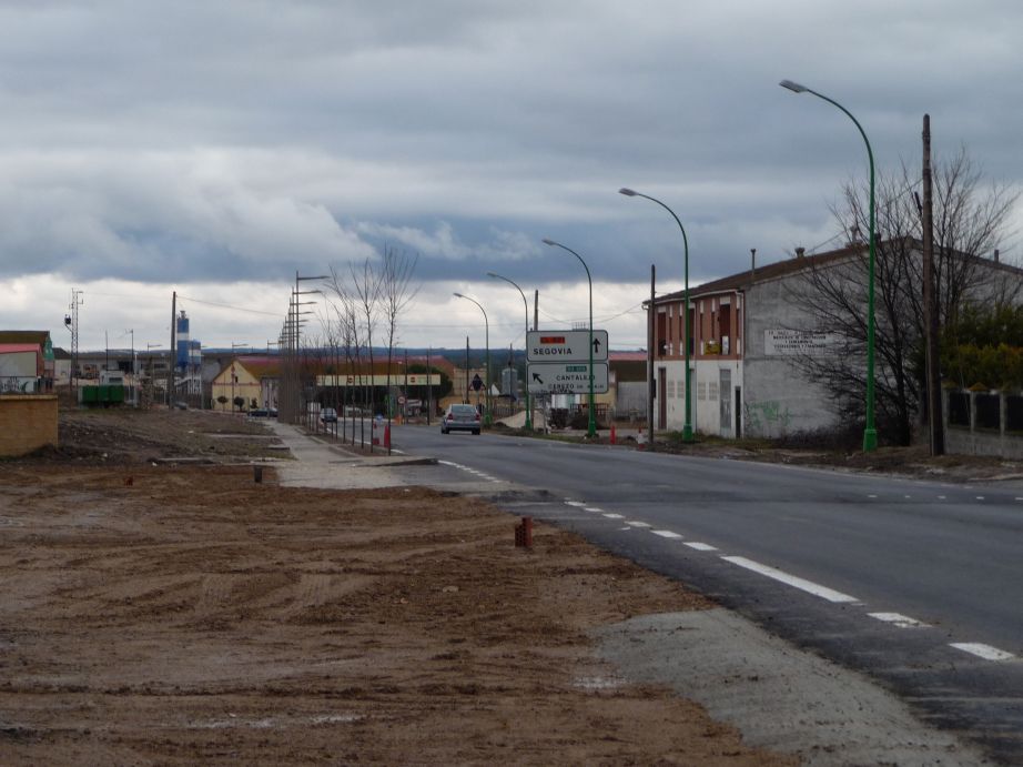 Muchos pasos elevados, muchas farolas y poca acera