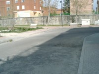 Socavn en calzada y acera hundida