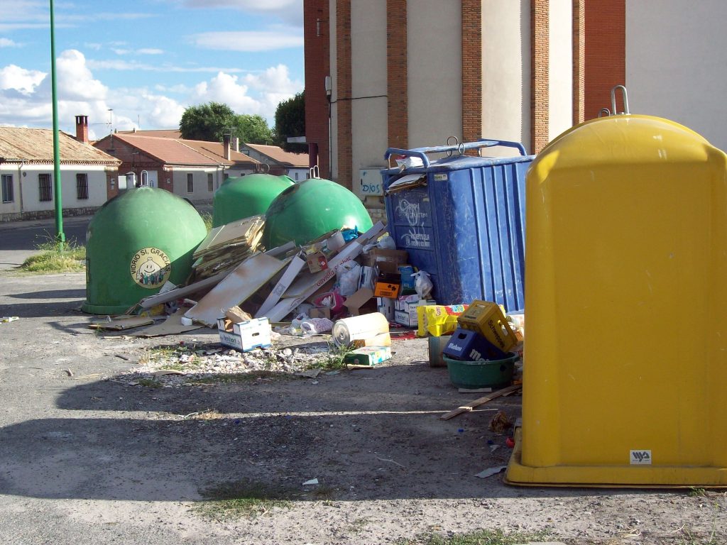 Contenedores de recogida selectiva con basura acumulada a su alrededor en Cuéllar