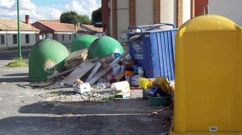 Contenedores de recogida selectiva con basura acumulada a su alrededor en Cuéllar