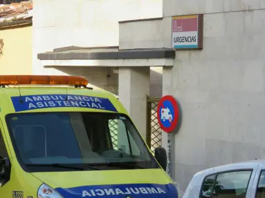 Ambulancia de soporte vital básico estacionada en el centro de salud de Cuéllar