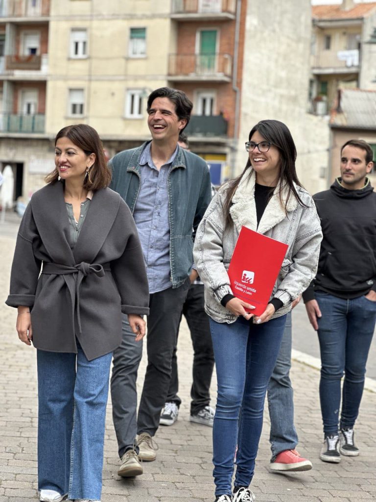 visita de Sira Rego IU Cuéllar con Lucía Arranz