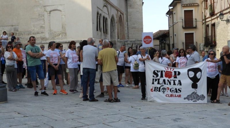 Concentración con pancartas contra las macroplantas de biogás en la plaza del Ayuntamiento de Cuéllar