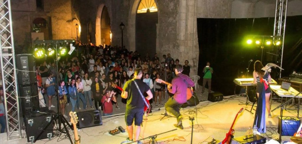 Público asistente al Cegafest 2026 visto desde el escenario del Espacio San Francisco de Cuéllar.