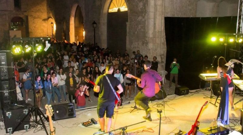 Público asistente al Cegafest 2026 visto desde el escenario del Espacio San Francisco de Cuéllar.