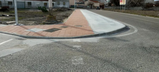 Tramo del carril bici de la carretera del Henar en Cuéllar sin bordillo rebajado en el cruce