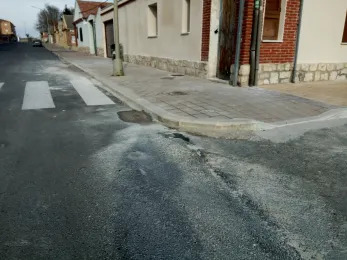 Paso de peatones sin adaptar en la calle Ramón Montalvillo, en Cuéllar