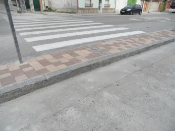 Paso de peatones sin rebaje de bordillo en la carretera de Bahabón, junto a la iglesia de San Andrés, en Cuéllar